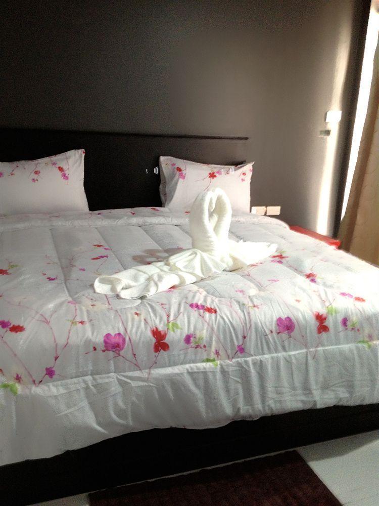 Benetti Lodge Patong Esterno foto