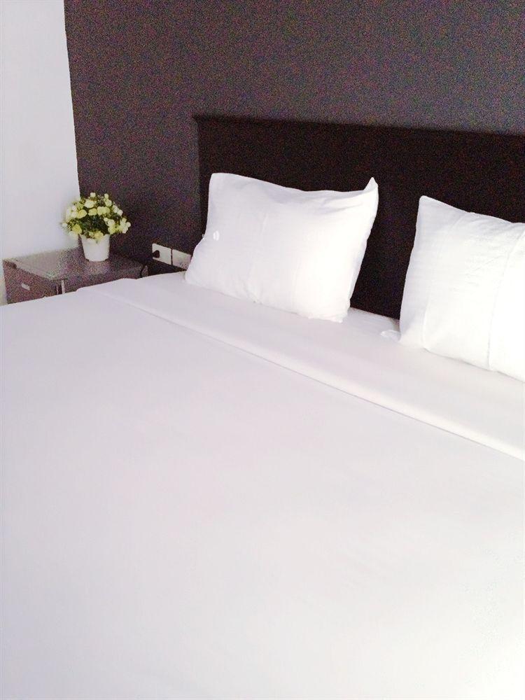 Benetti Lodge Patong Esterno foto