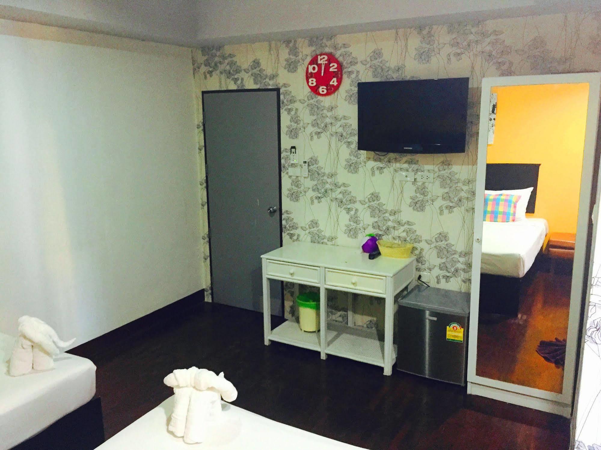 Benetti Lodge Patong Esterno foto