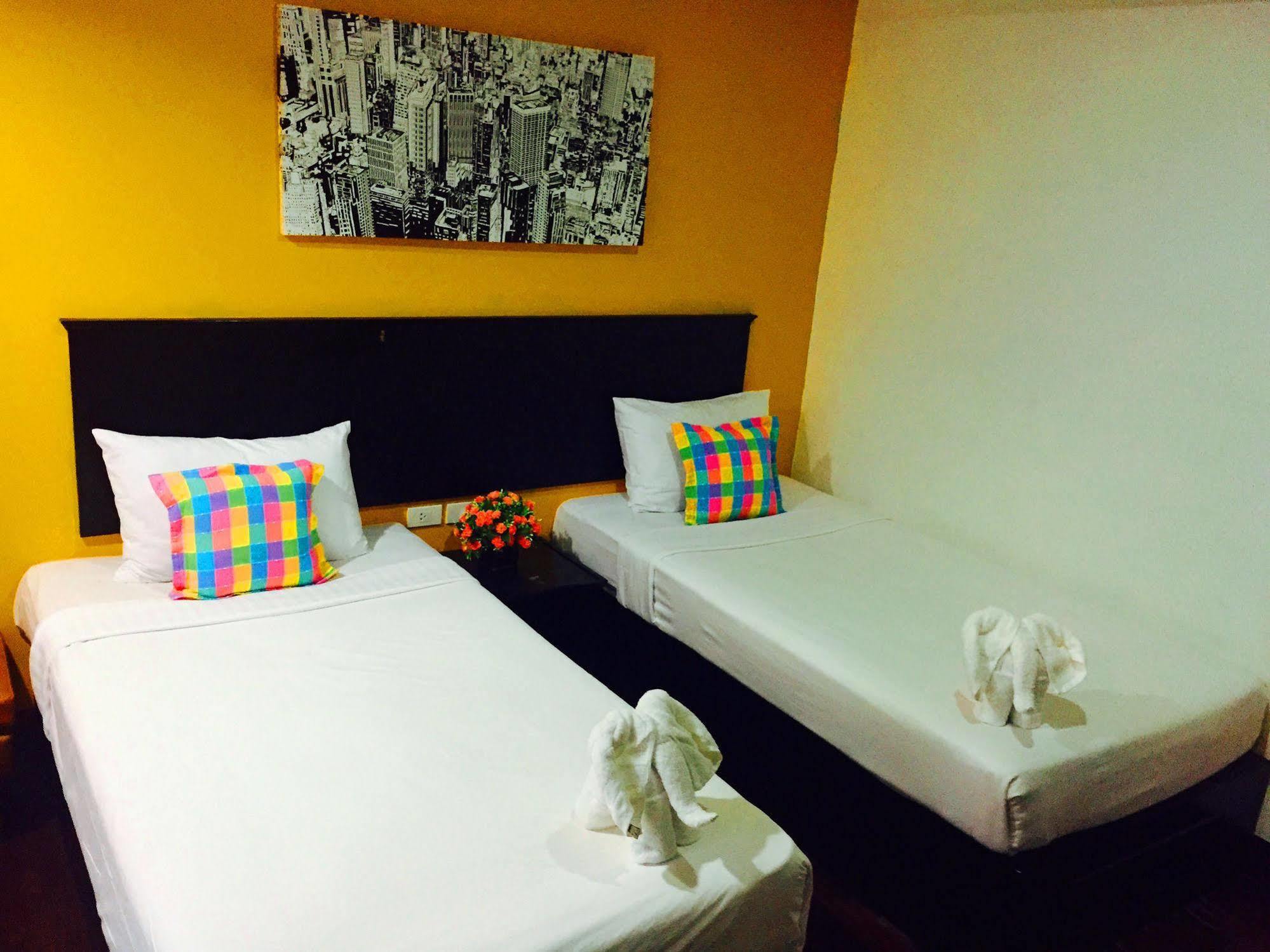 Benetti Lodge Patong Esterno foto