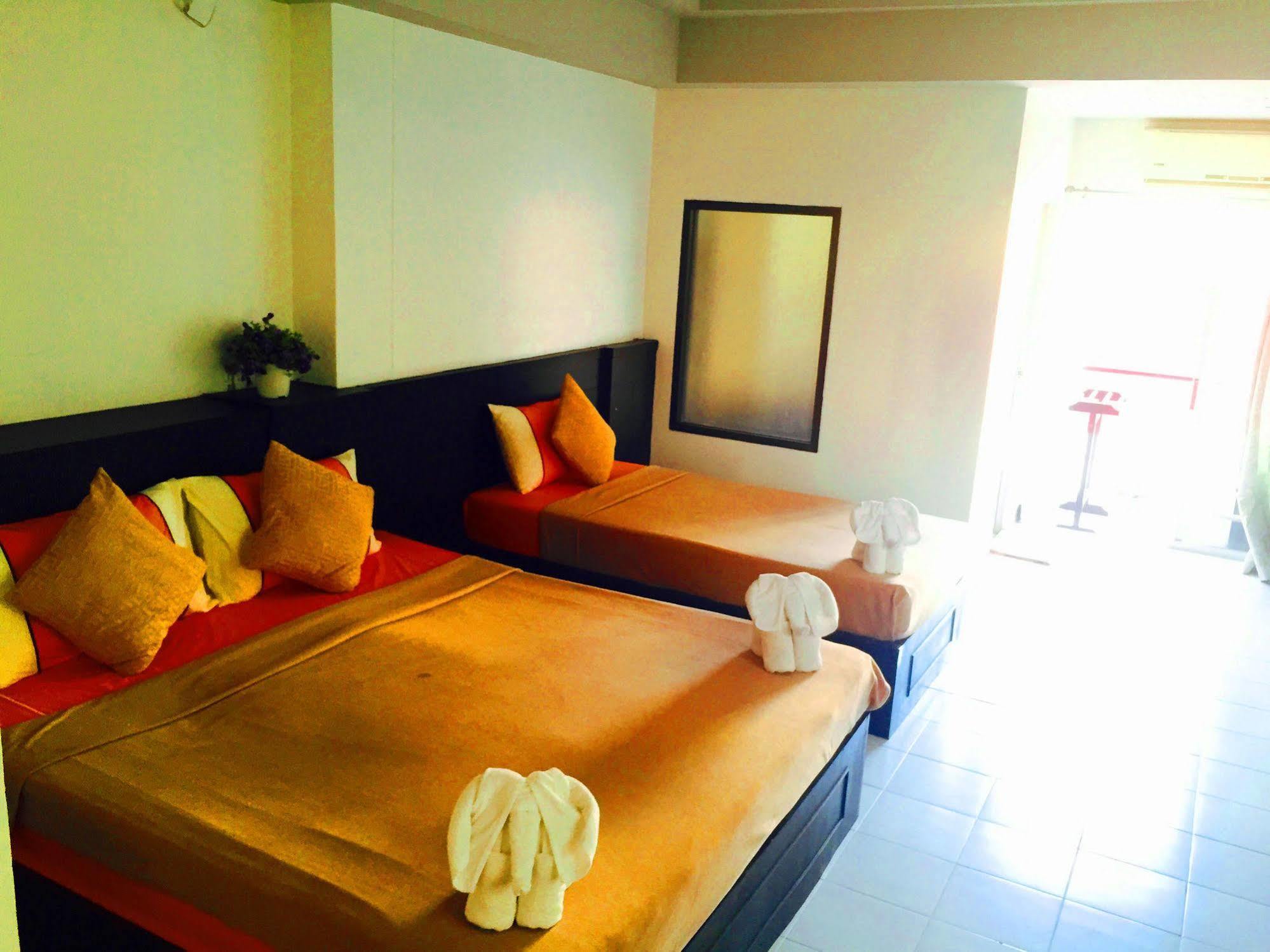 Benetti Lodge Patong Esterno foto