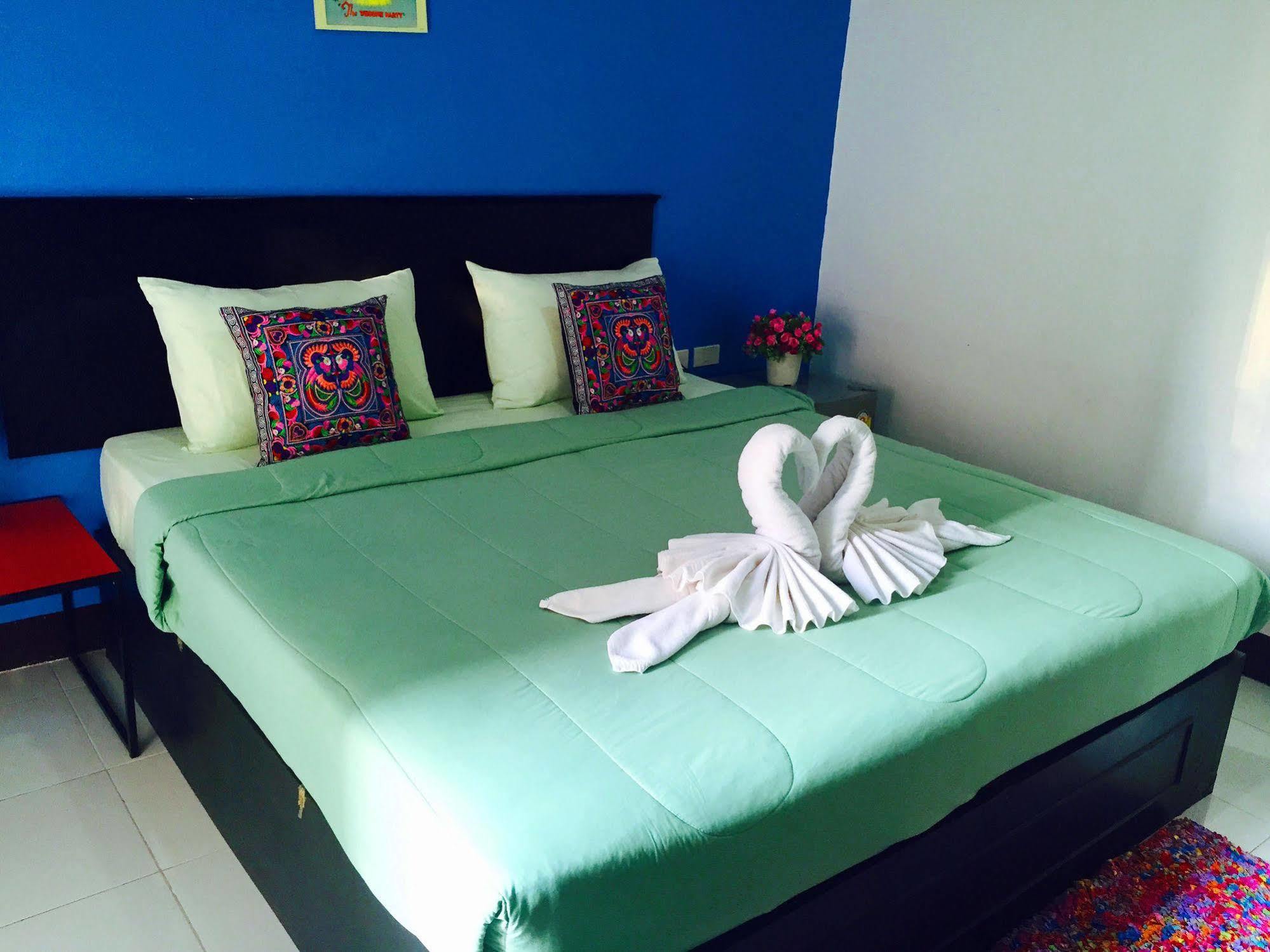 Benetti Lodge Patong Esterno foto