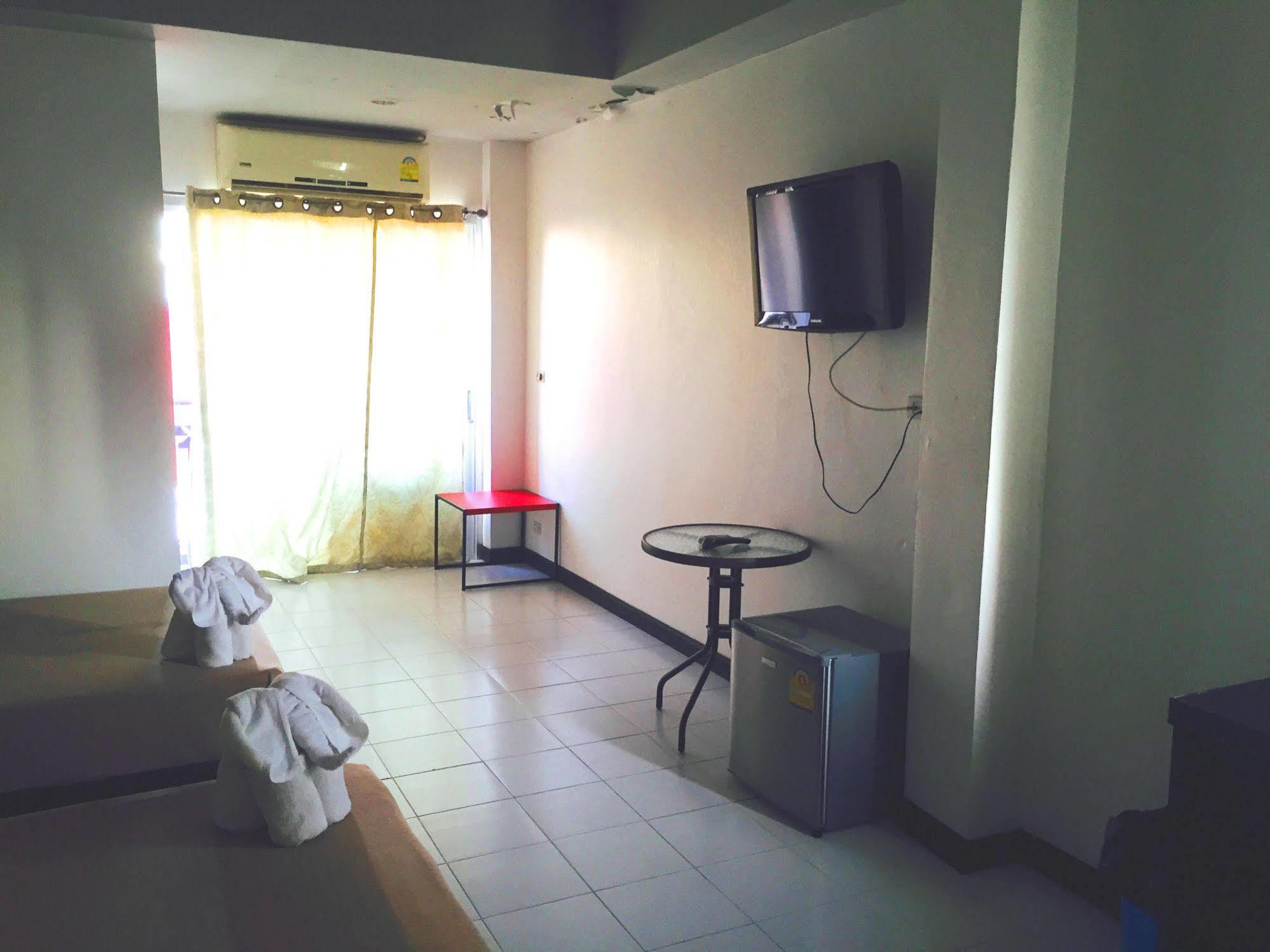 Benetti Lodge Patong Esterno foto