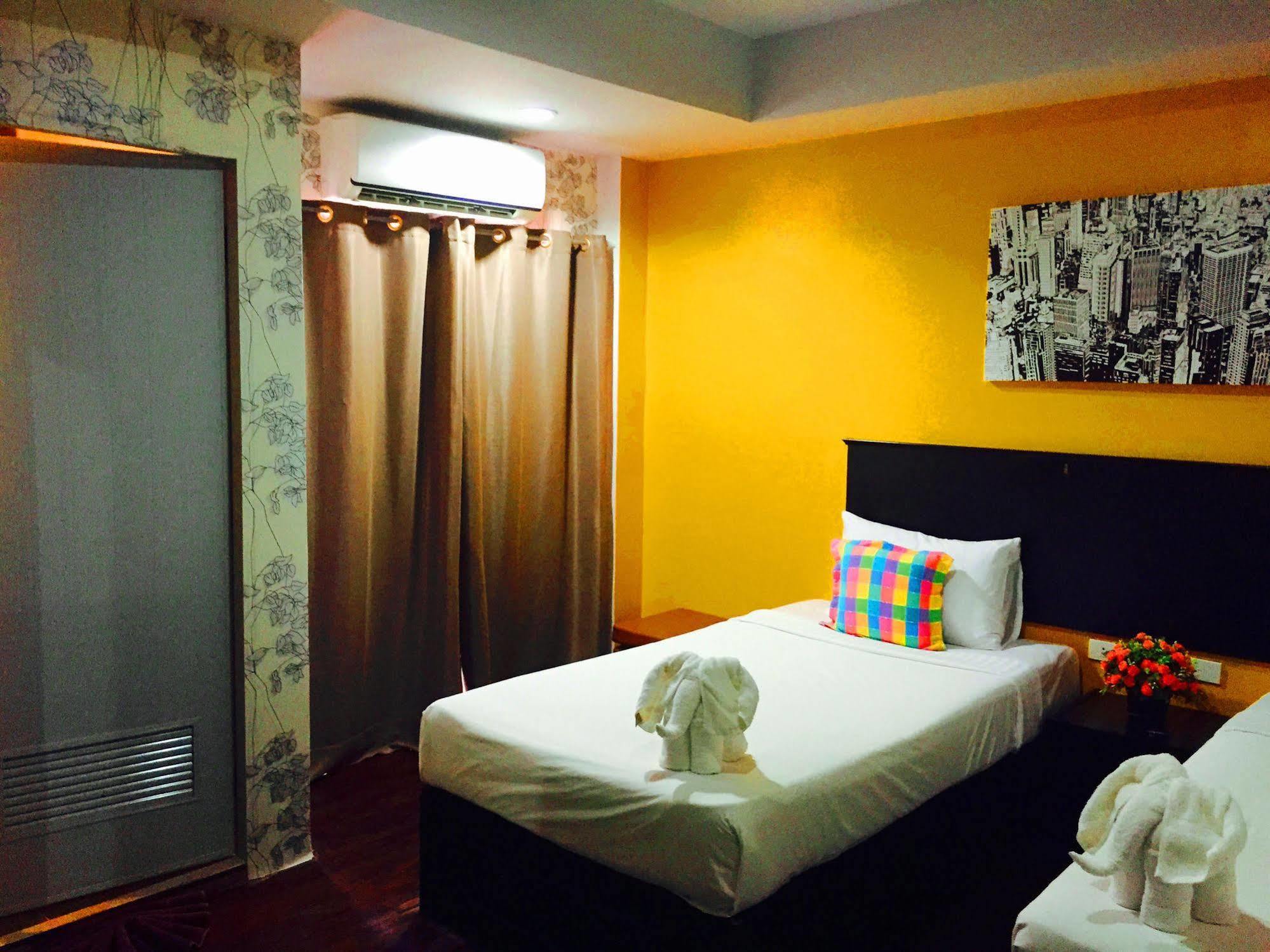 Benetti Lodge Patong Esterno foto