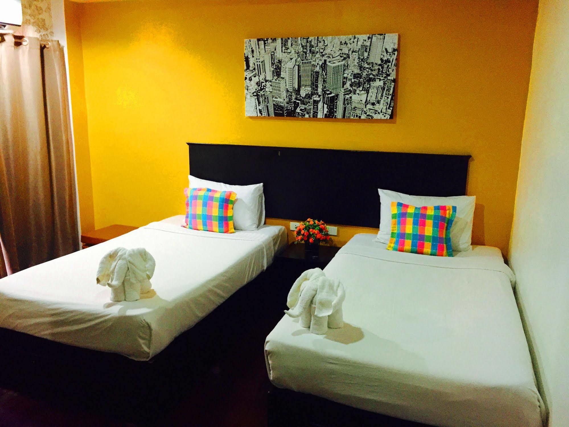 Benetti Lodge Patong Esterno foto